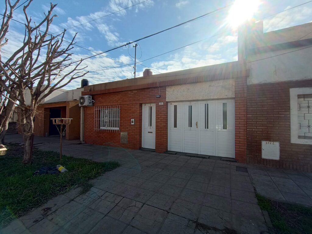 Casa 3 ambientes en venta – Gorostiaga 3700